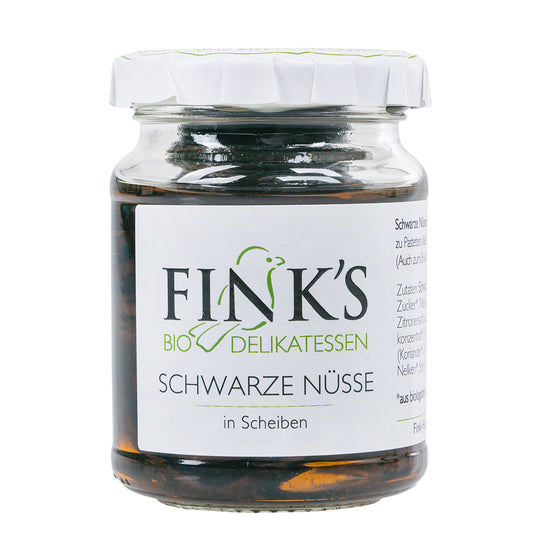 Schwarze Nüsse in Scheiben, eingelegt